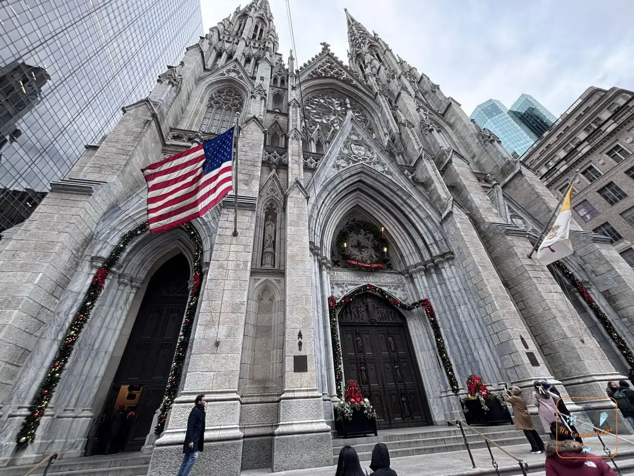 Le portail de la cathédrale Saint-Patrick décoré de guirlandes et d'un drapeau américain