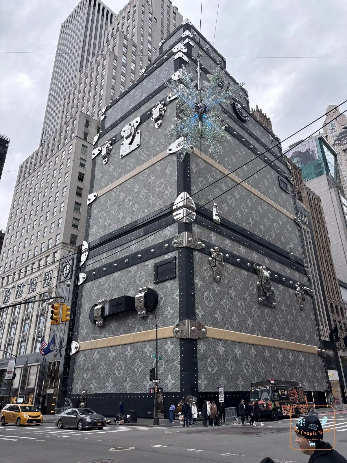 Le bâtiment Louis Vuitton de la Cinquième Avenue emballé comme une malle géante