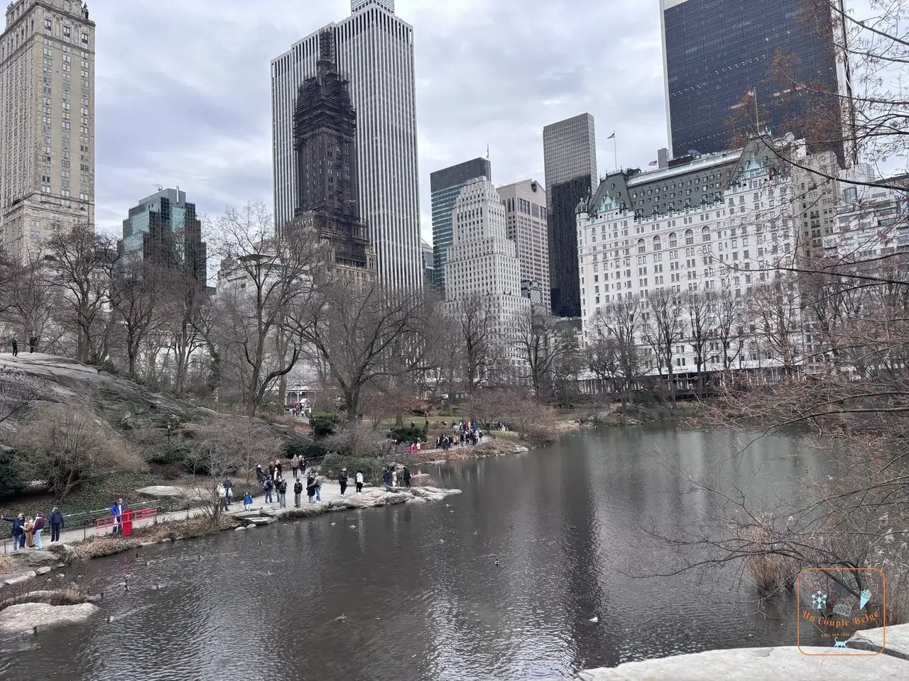 The Pond de Central Park, avec l'hôtel Plaza en arrière-plan