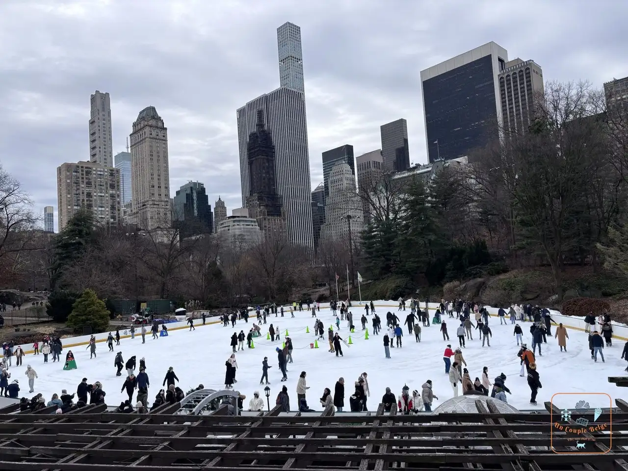 La patinoire Wollman Rink dans Central Park avec les gratte-ciel derrière