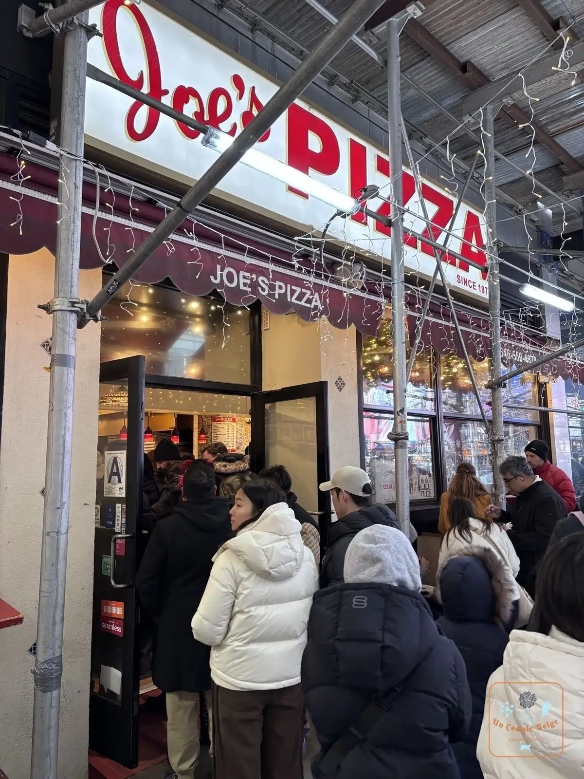 La file devant l'entrée de Joe's Pizza