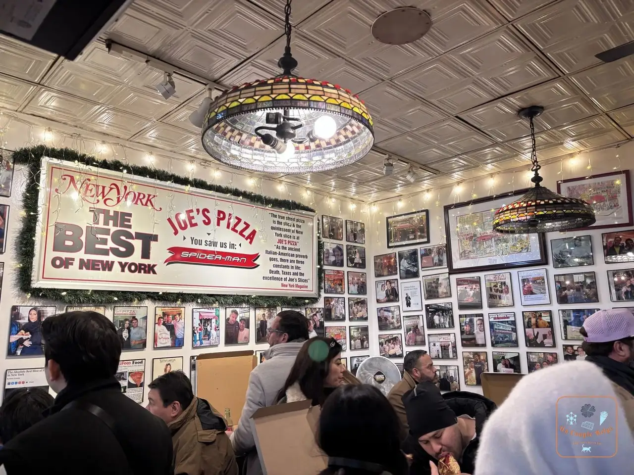 L'intérieur de Joe's Pizza et ses murs couverts de photos de célébrités