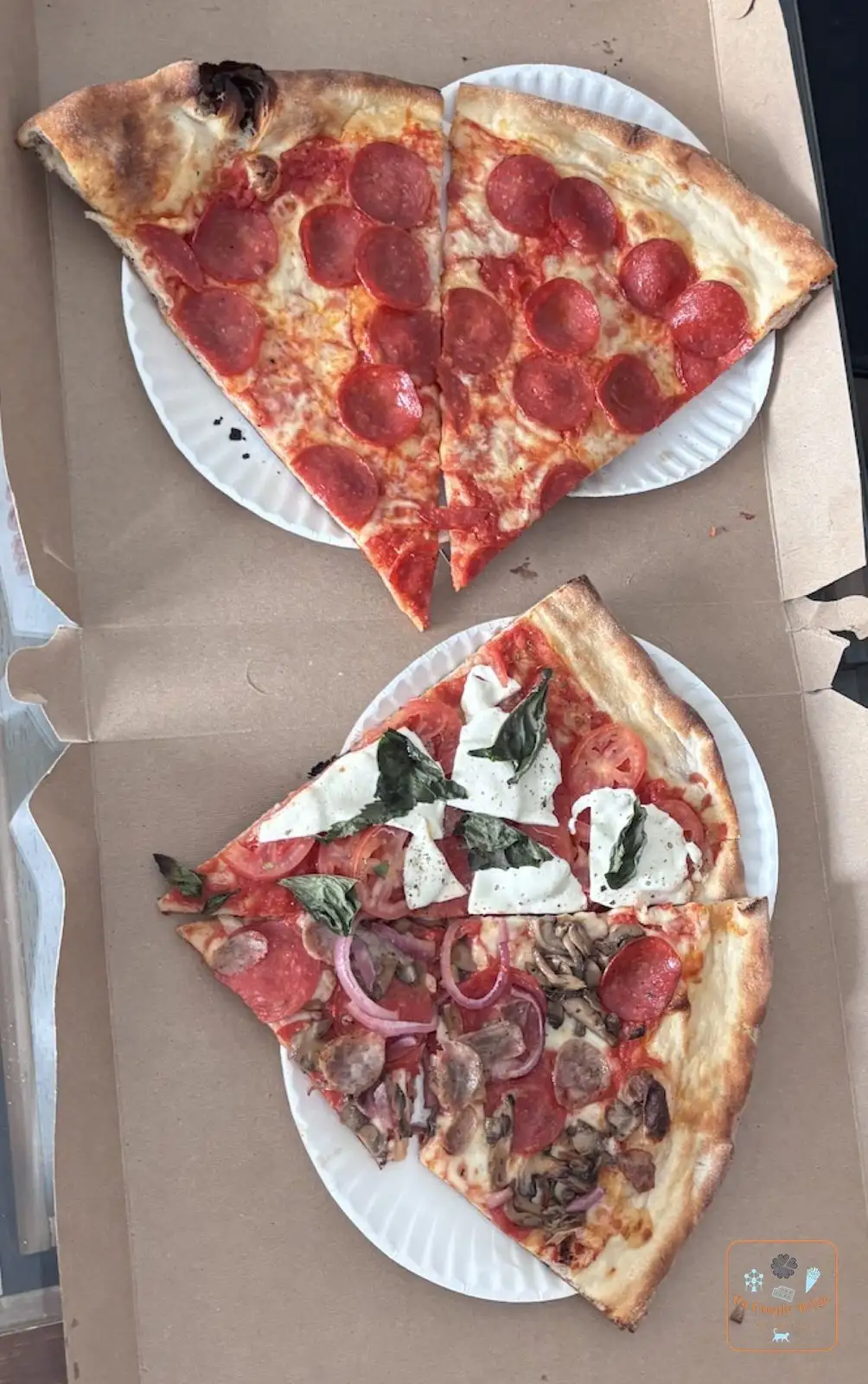 Nos parts de pizza pepperoni et margherita de chez Joe's Pizza
