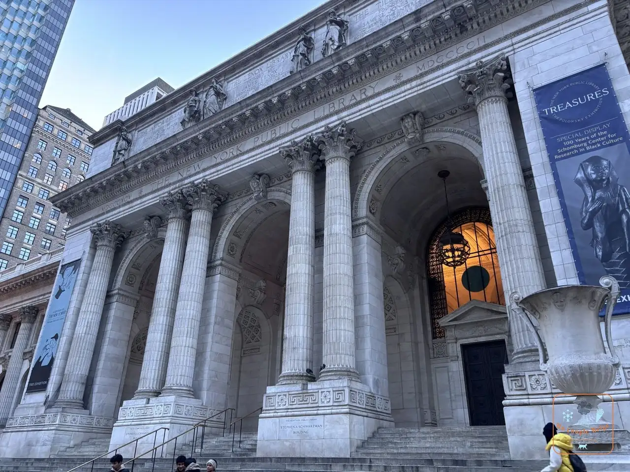 La façade à colonnes de la New York Public Library sur la Cinquième Avenue