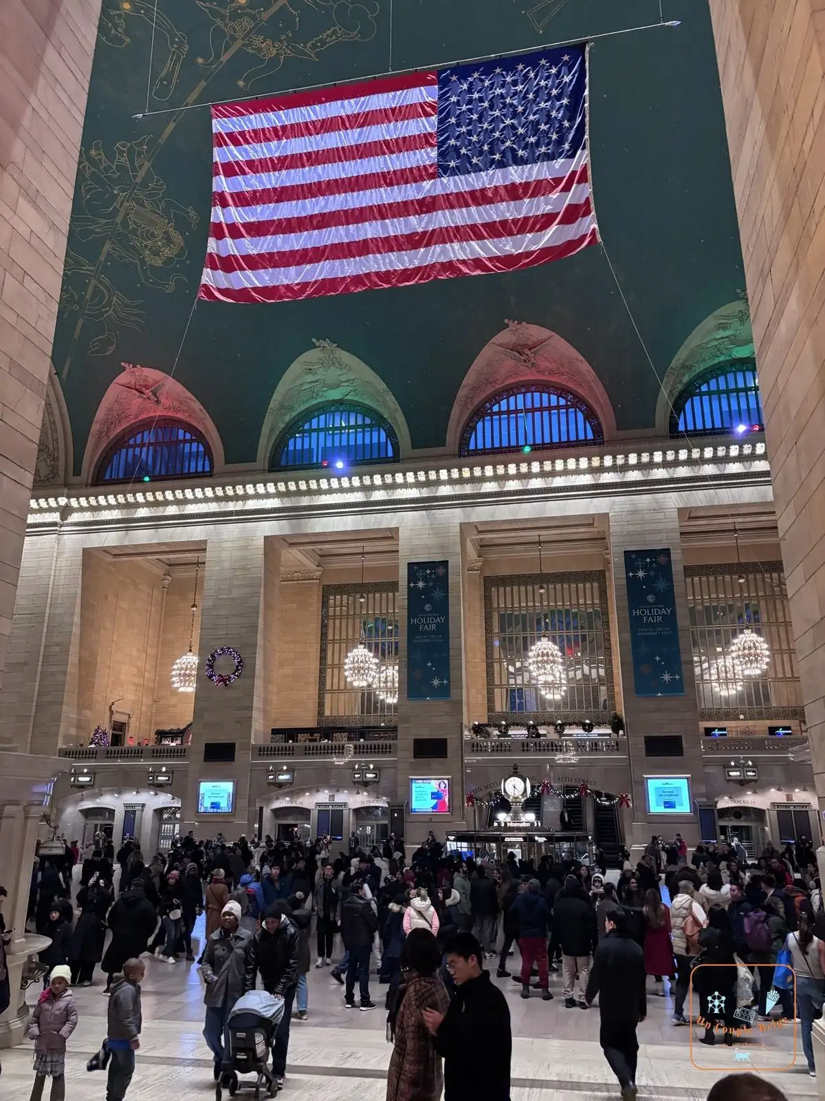 Le hall principal de Grand Central Terminal avec son grand drapeau américain