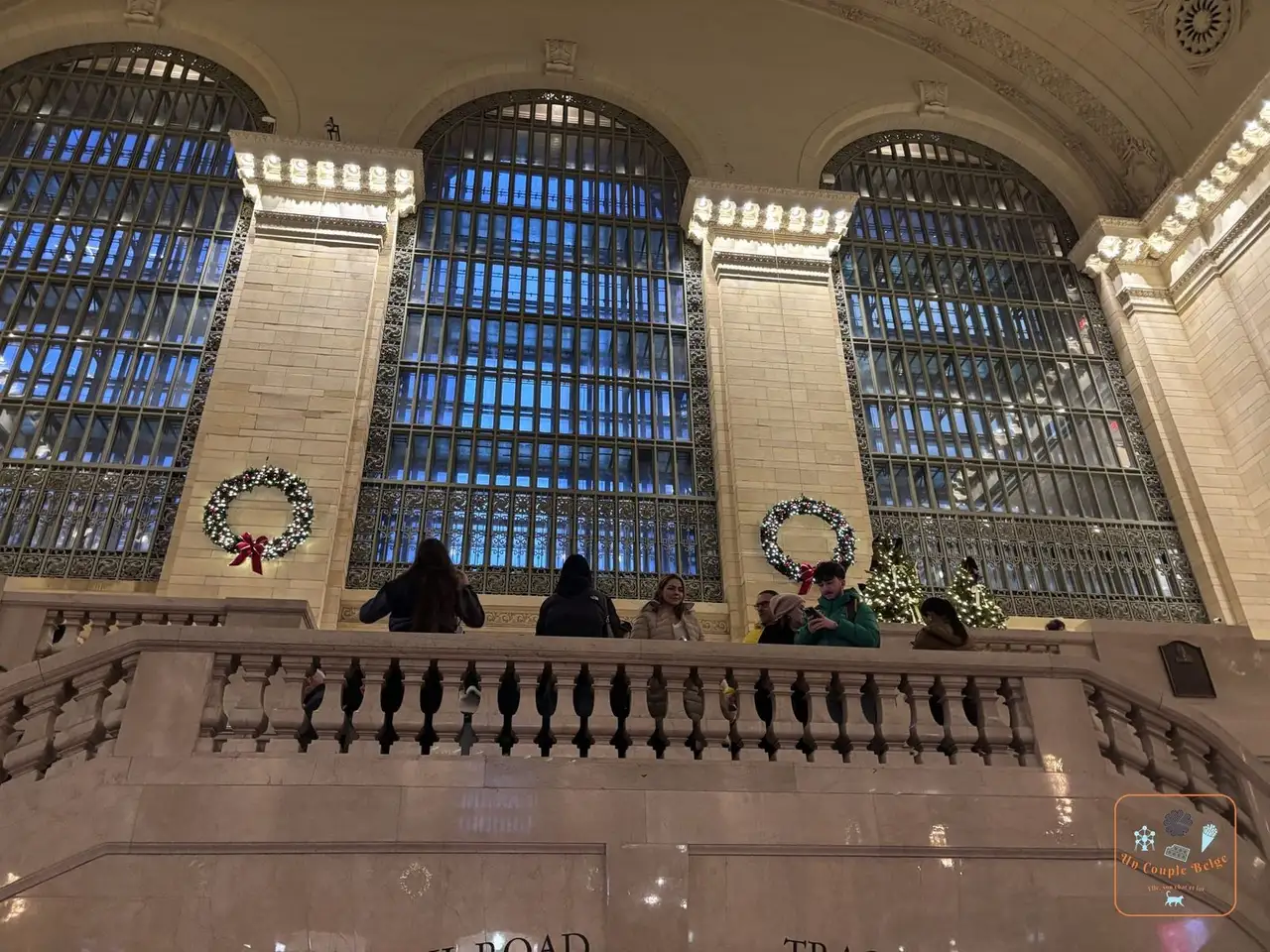 Les grandes fenêtres et la balustrade de Grand Central décorées de couronnes de Noël