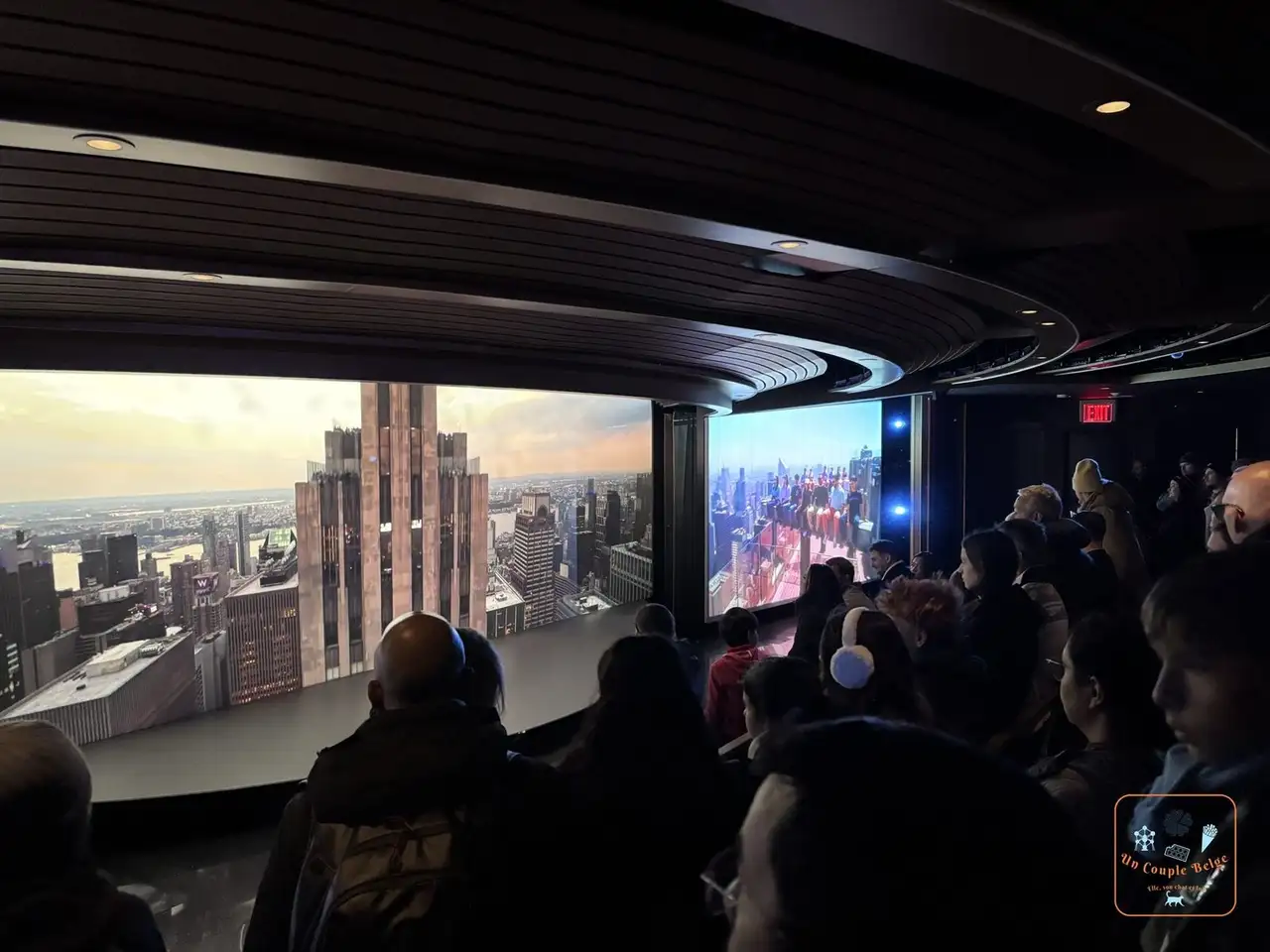 Salle immersive avec écrans avant la montée à Top of the Rock