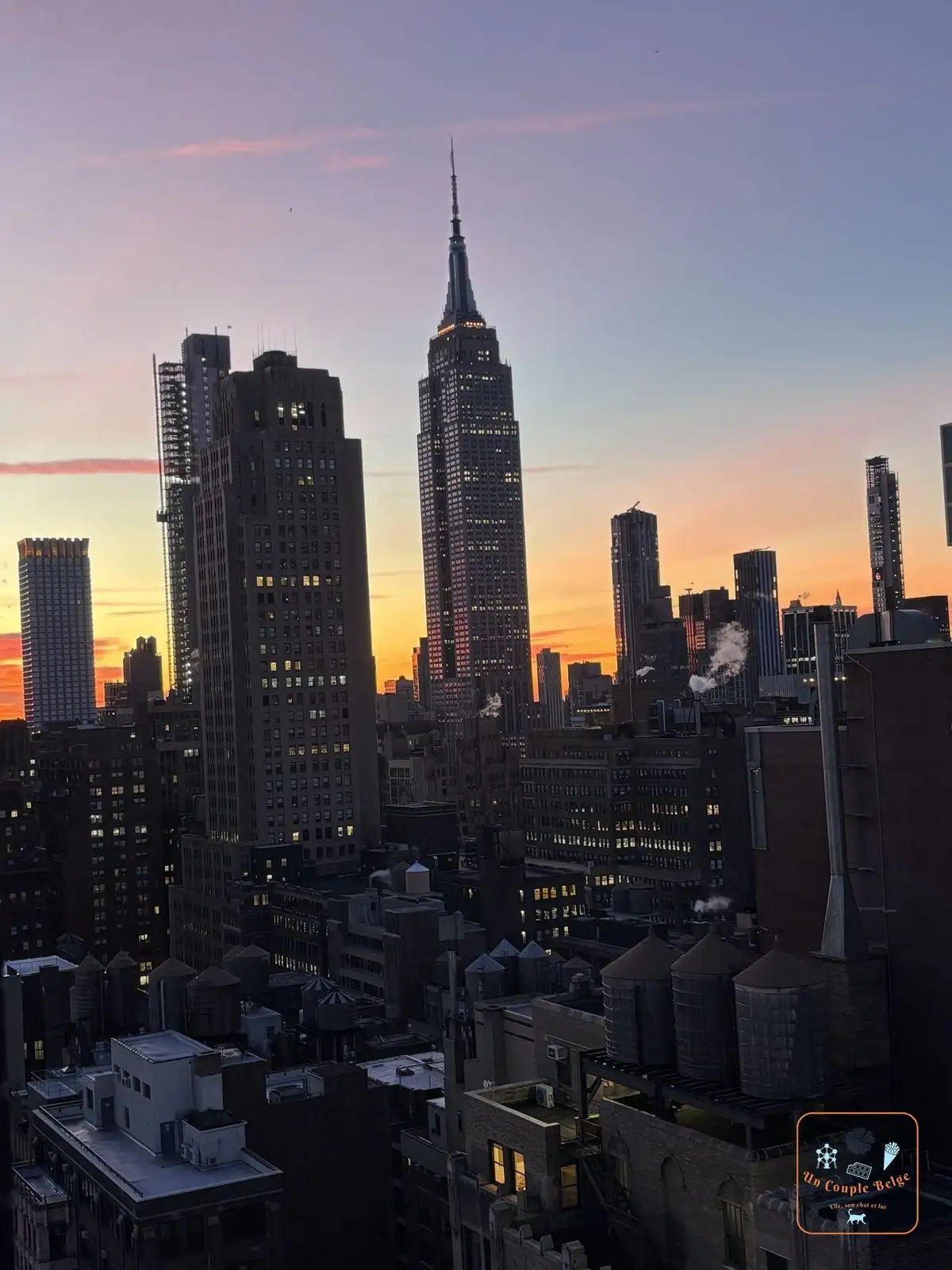Lever de soleil orangé derrière l'Empire State Building depuis notre chambre