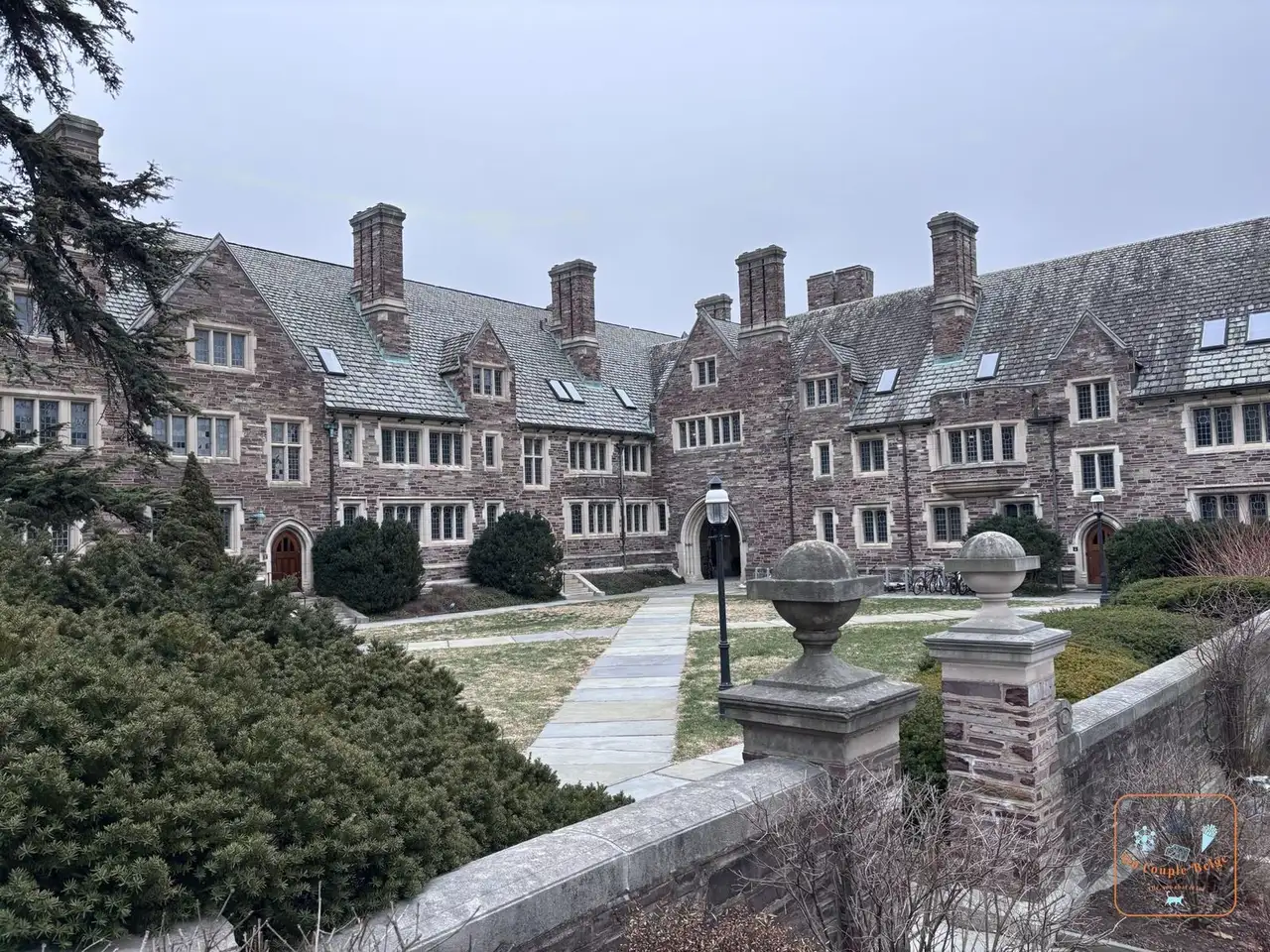 Cour d'une résidence étudiante en pierre sur le campus de Princeton