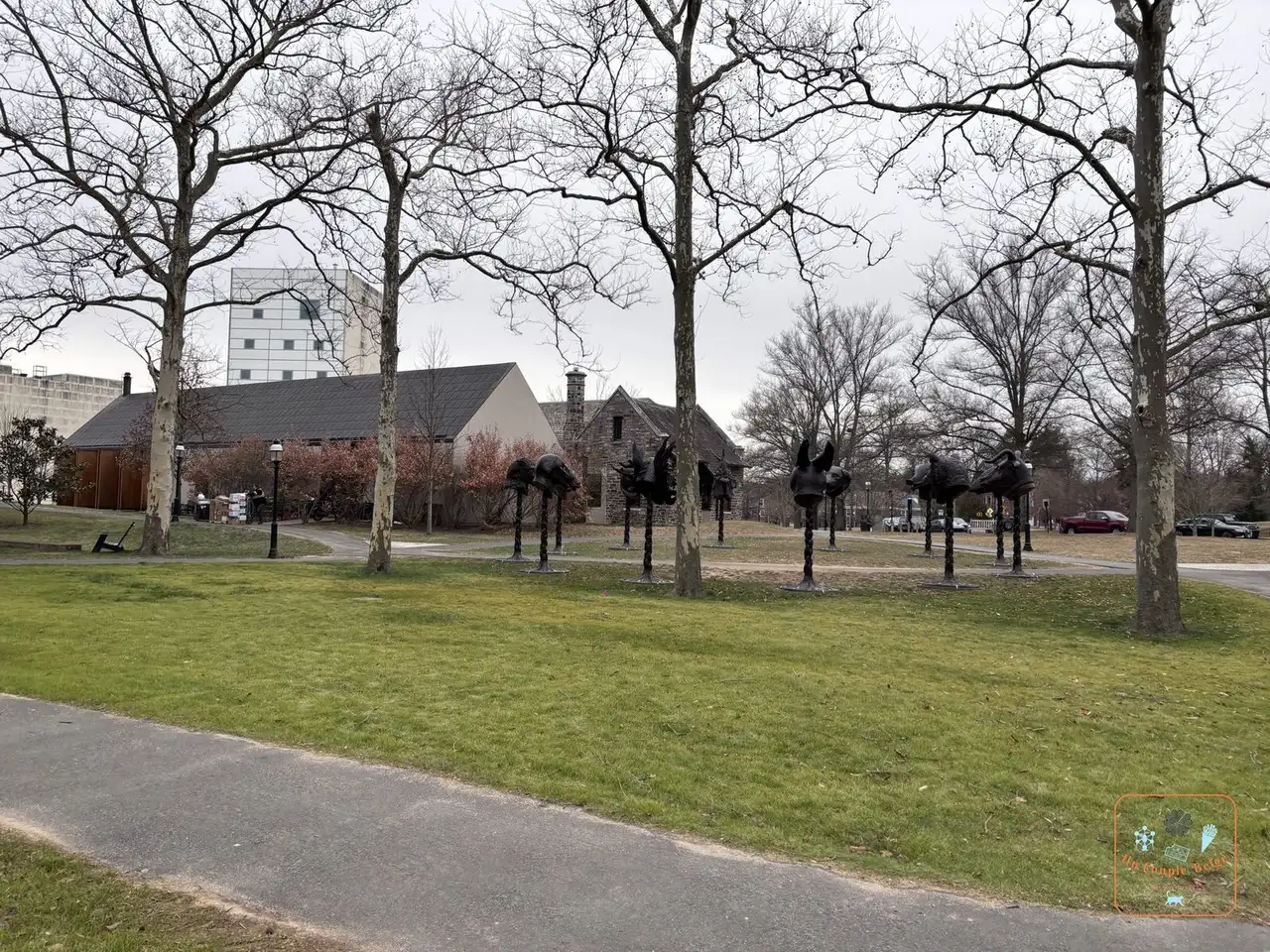 Pelouse et sculptures de têtes d'animaux sur le campus de Princeton en hiver