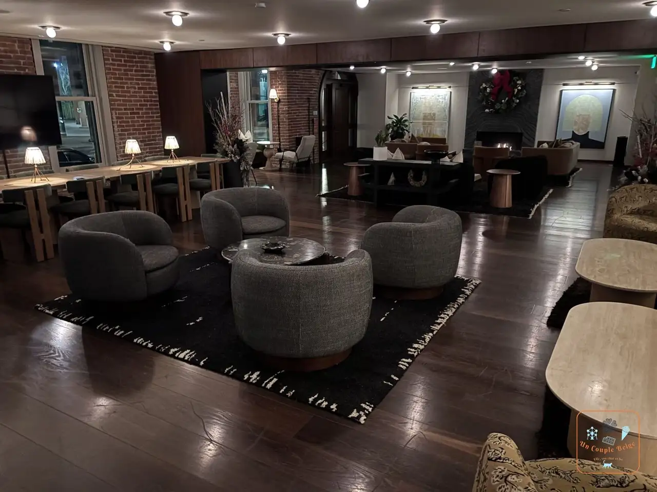 Le lobby de l'hôtel Arlo Washington DC avec ses fauteuils et sa cheminée