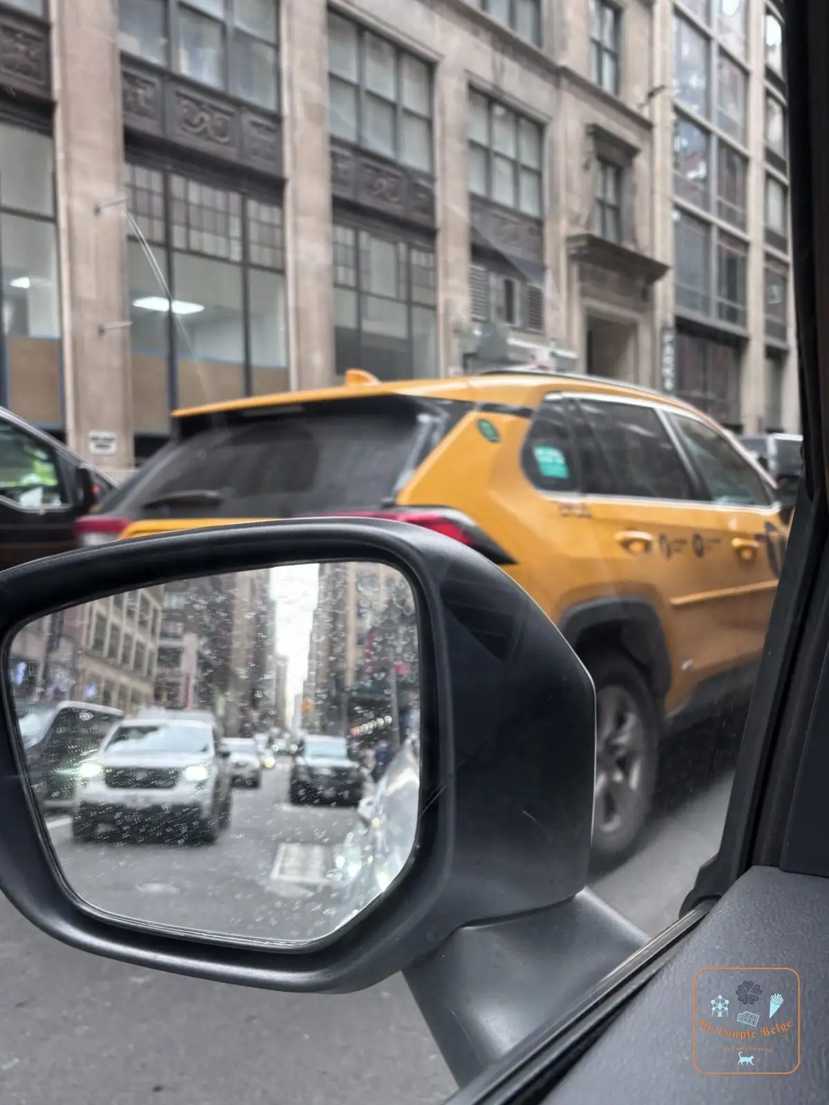 Taxi jaune dans le rétroviseur de notre voiture dans les rues de Manhattan