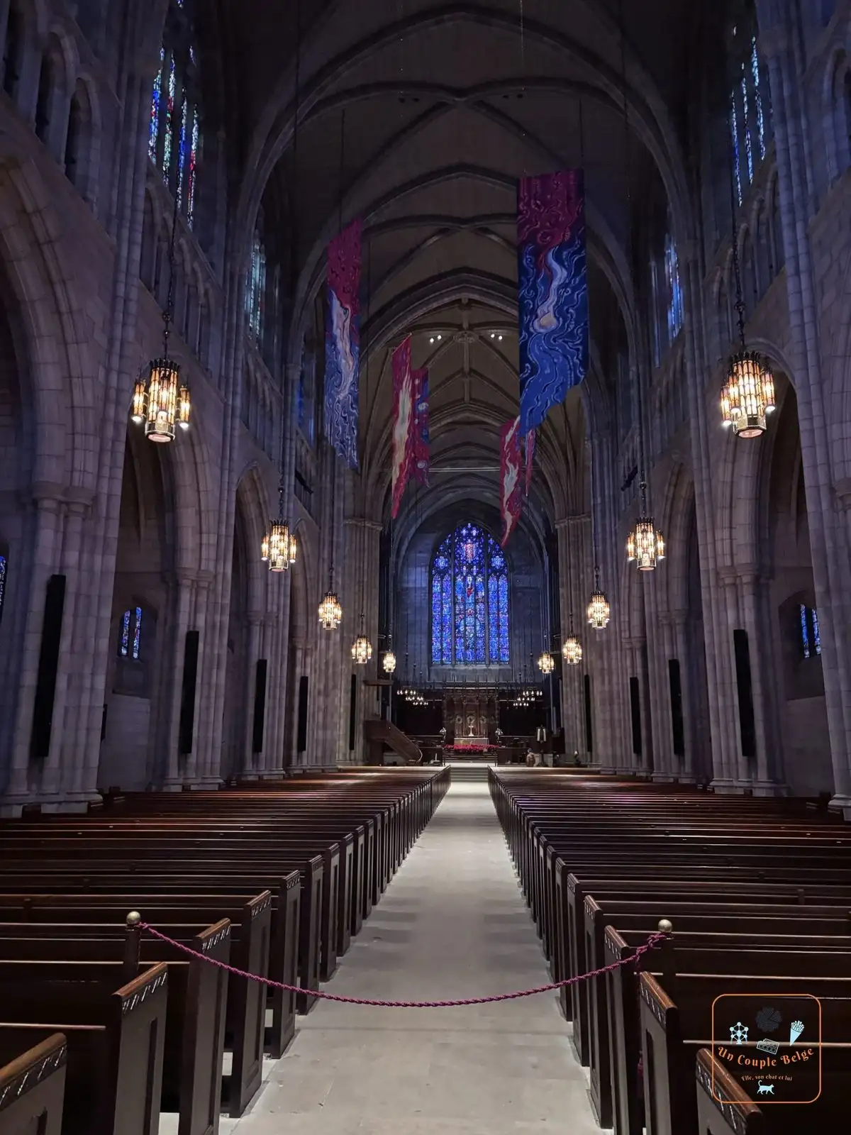 La nef de la chapelle de l'université de Princeton et ses vitraux