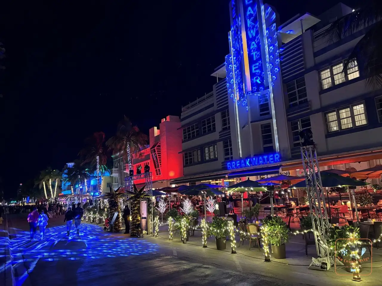 L'hôtel Breakwater et ses néons bleus sur Ocean Drive